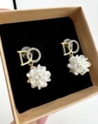 Eleganckie kolczyki w stylu Dior z kwiatkiem
