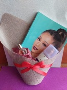 Zestaw prezentowy Ariana Grande ARI perfuma + mgiełka + książka dla fanki