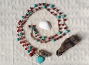 Naszyjnik boho z koralem; handmade, szydełkowany, czerwono-turkusowy