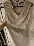 Elegancka sukienka ze zdobieniem S beżowa