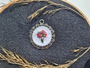 Wisiorek haftowany kaboszon handmade