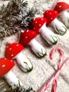 bombki nietłukące muchomorki grzybki, szydełkowe ozdoby na choinkę