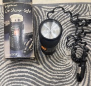 Maszynka do golenia i latarka 