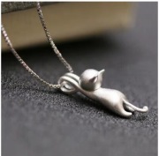 Srebrny Kot łańcuszek -zwisający na łańcuszku kotek.