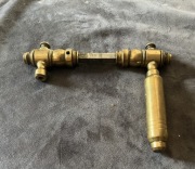 Stara klamka bez szyldów.