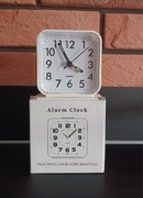 Cichy budzik analogowy z funkcją alarmu i światłem