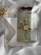 Rustykalne zaproszenia ślubne ze sznurkiem jutowym oraz lakiem z gipsówką 