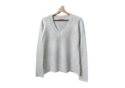 Kremowy sweter, dekolt V, serek, 45% wełna