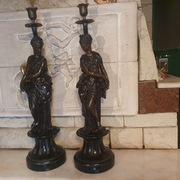 Dwie duże figuralne podstawy do lamp naftowych na kamiennych podstawach 