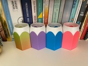 Stojak organizer na kredki długopisy itp w kształcie kredki. 