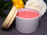 Świeca sojowa w białym pojemniku, piwonia