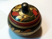 Drewniane zdobione puzderko na różności