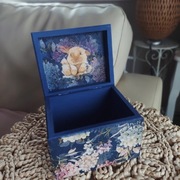 Ręcznie zdobiona szkatułka z króliczkiem – decoupage 