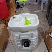 Umywalka turystyczna ze zbiornikiem na wodę, na kółkach