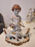 Polcelanowa figurka dziewczynka z gąskami