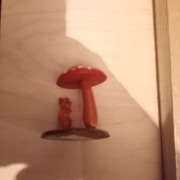 Krasnal pod Muchomorem bakelit syg Marian Kubicki