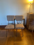 Dwa krzesła w stylu retro z lat siedemdziesiątych