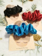 Prezent na dzień kobiet zestaw gumek scrunchie 3 sztuki satyna  