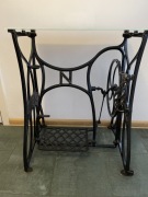 Naumann – stolik ze 100-letniej maszyny do szycia