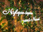 Ledon, neon, napis "Najlepsze dopiero przed Nami"