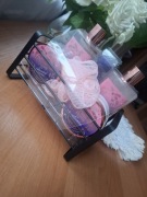 Zestaw kosmetyków do kąpieli Pink Peony w czarnym koszyku – NOWY