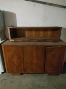 Kredens z nadstawką, wykończony fornirem orzechowym