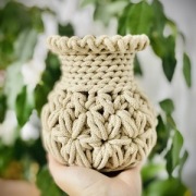 Wazonik szydełkowy „Jaśminy” - wazon ozdobny ze sznurka