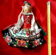 drewniana lalka z PRL w stroju ludowym 