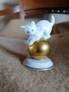 Rosenthal Porcelana Figurka bawiącego się kota na złotej kuli 1953