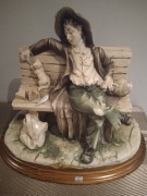 Figurka Capodimonte chłopak na ławce