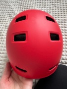 Kask dziecięcy rowerowy B’TWIN Decathlon 52–55 cm czerwony hulajnoga rolki