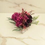 Kompozycja kwiatowa w drewnianym sercu 