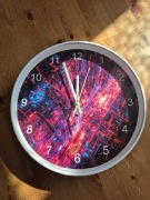 Zegar ścienny z motywem miejskiej metropolii cyberpunk