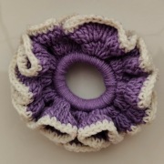 SCRUNCHIE ręcznie robiona na szydełku gumka do włosów fiolet