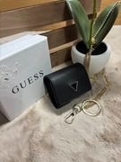 Guess – etui na słuchawki / brelok z łańcuszkiem