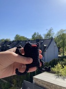 Czarna żaba zrobiona na szydełku