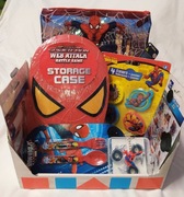 zestaw prezentowy SPIDERMAN gra w kuferku gumki piórnik itd.