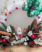 Świąteczny wianek na drzwi okno stroik bożonarodzeniowy z kokardą 