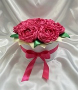 Bukiet 7 wiecznych piwonii w pudełku – elegancka dekoracja idealny prezent