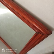 Lustro w drewnianej ramie