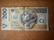 Banknot 200zł z 1994 roku z rosnącą czcionką numeru seryjnego.