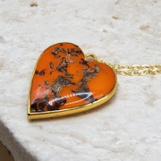 Ręcznie wykonany naszyjnik z żywicy – serce w odcieniach bursztynu