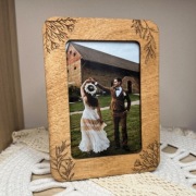 Drewniana ramka na zdjęcie 10x15 grawerowana z szybką plexi