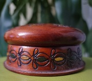 Stara  drewniana  szkatułka z lat 70-tych z motywami góralskimi