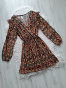 Piękna sukienka we wzory z falbnakami S 36