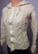 Sweter robiony na drutach