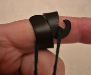 Napinacz do nici na palec – szydełkowanie i druty - dopasowany