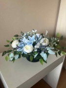 Biało błękitny niebieski stroik wieniec na cmenatrz, grób