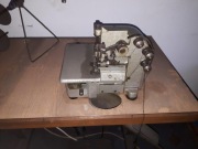 Owerlok 3 nitkowy wraz ze stołem. FAMID