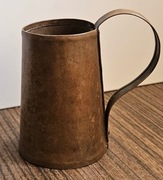 Stary miedziany kubek na wodę 